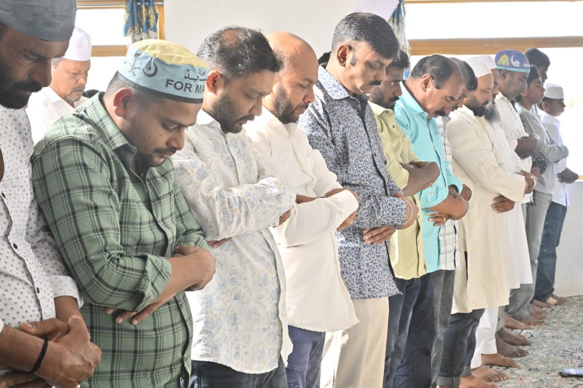 THChennai's tweet photo. @peri_periasamy @ashokfoto Special #Bakrid prayers being held at Finger Post Mosque in #Udhagamandalam on Thursday.

Photo: M. Sathyamoorthy (@sathyooty) https://t.co/XJblqD5rAj