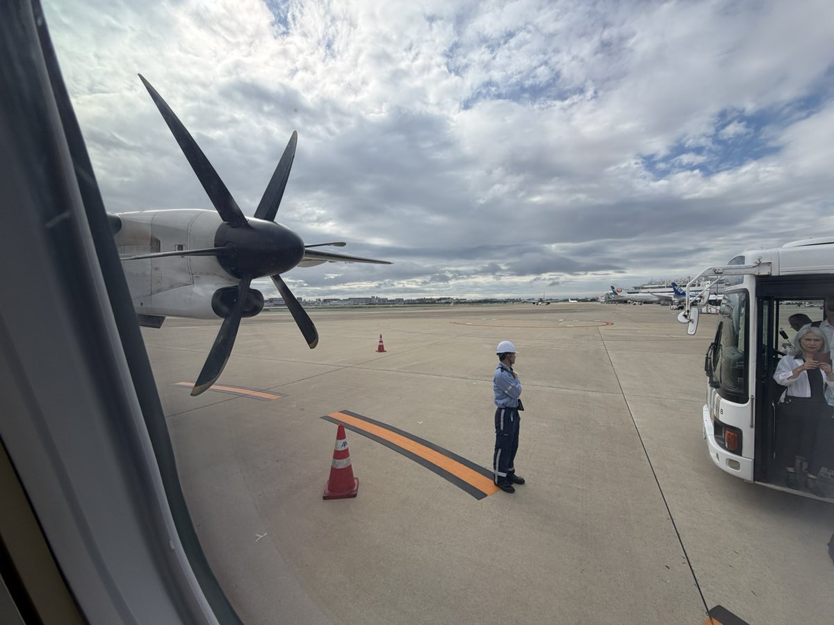 Aobuta34's tweet photo. 帰ります。
久々のDash 8です。 https://t.co/P2zhjvKrB3