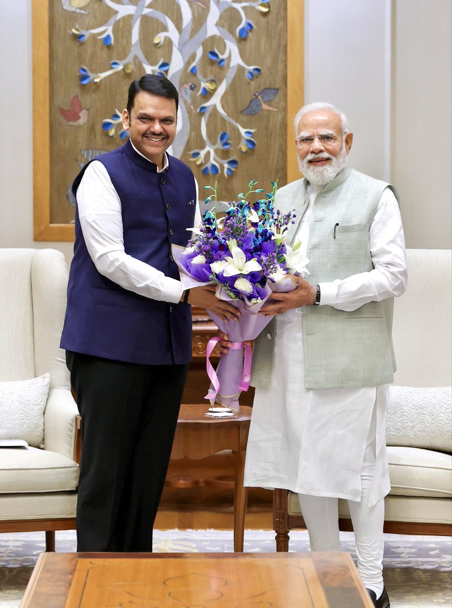 Dev_Fadnavis's tweet photo. आमचे नेते आणि देशाचे लाडके मा. पंतप्रधान नरेंद्र मोदीजी यांची आज नवी दिल्ली येथे भेट घेतली आणि महाराष्ट्राच्या विकासासाठी विविध विषयांवर त्यांचे मार्गदर्शन प्राप्त केले. महाराष्ट्रातील विविध प्रकल्प आणि अभियानांची माहितीही त्यांना यावेळी दिली. मा. पंतप्रधान नरेंद्र मोदीजी यांची भेट आणि मार्गदर्शन हे नेहमीच सकारात्मक ऊर्जा देणारे असते. त्यांचे अतिशय मनःपूर्वक आभार! 
@narendramodi