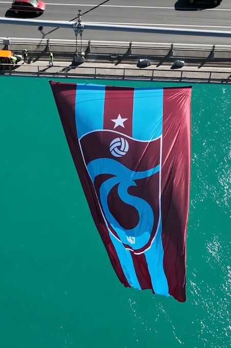 CANERCUVALCI's tweet photo. Ülkemizde bir gelenektir;Sezonu lig ve kupa şampiyonu olarak bitiren Kulüplerin bayrakları belirli bir süre için Boğaziçi Köprüsüne asılır.(resmi) Bu uygulamayı herhangi bir şehrin bir sokağına münferit olarak bayrak asma olarak algılamayın. Hata yapmayın, boşa enerji harcamayın. https://t.co/NuDz24EofO