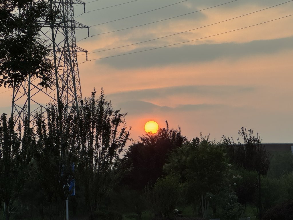 utopia20223's tweet photo. What a moment ! Beautiful sunset reminds us the blissful life we have ! #mindfulness https://t.co/cDyVDD3U83