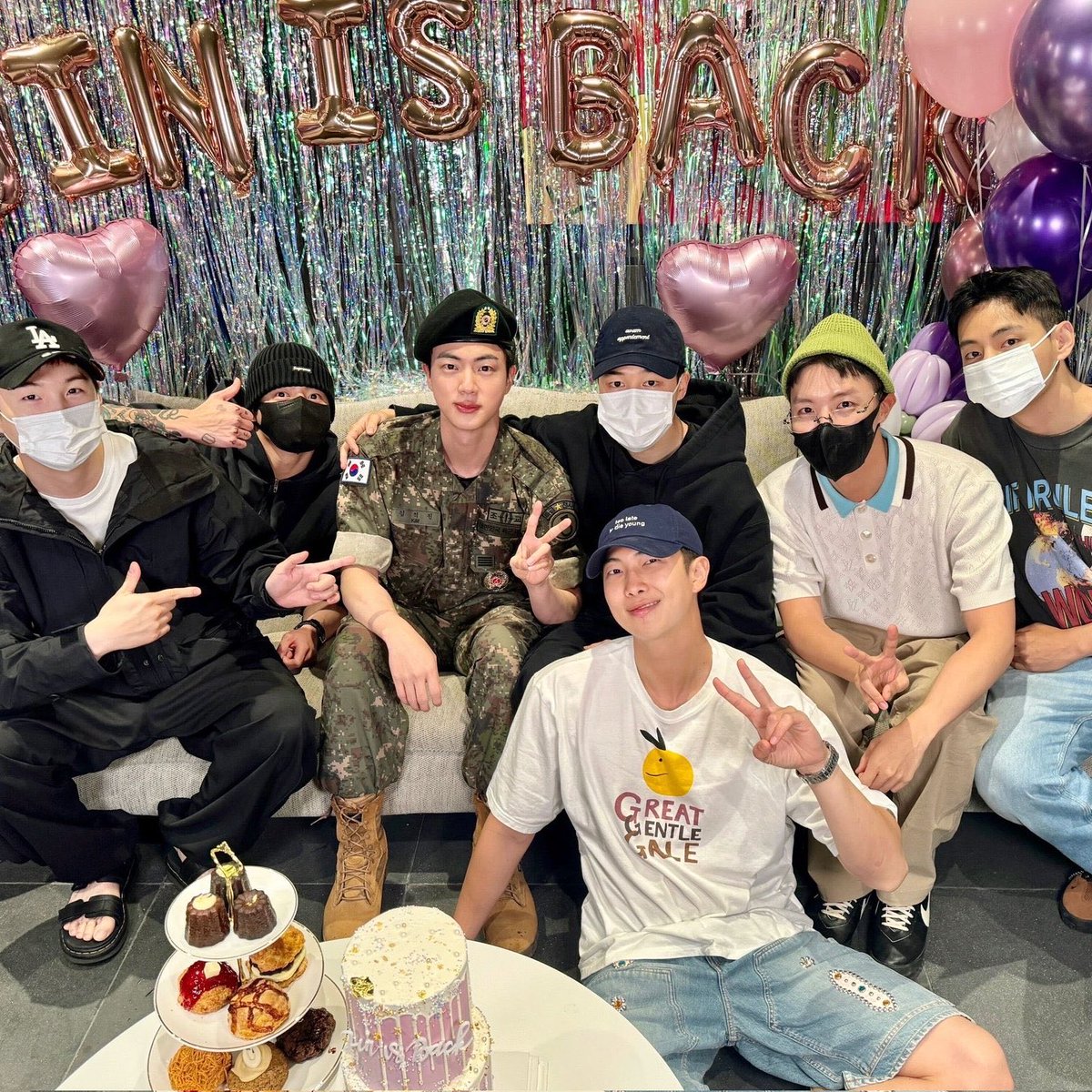vminiecats's tweet photo. — Namjoon habló sobre los momentos difíciles que pasaron en el servicio militar: 

🐨: "Justo por la época en que Jin-hyung salió del servicio militar un año antes de que el resto de nosotros saliéramos, el estado mental de todos no estaba muy bien. (+) https://t.co/J4JNCLlv1Q