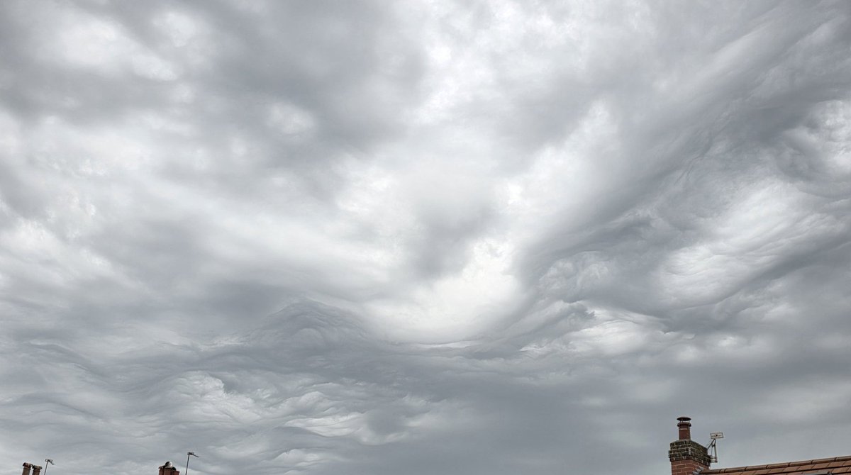 mjpicko's tweet photo. @Hudsonweather A lively, thundery swirl of cloud to start the day in Doncaster! https://t.co/avlgyi0AvS