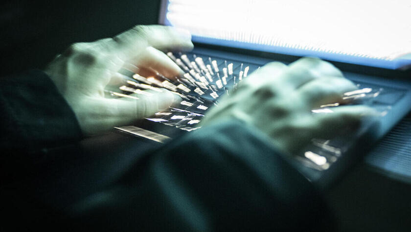 DWN_de's tweet photo. KI macht Cyberbetrug täuschend echt. Perfekte Mails, gefälschte Login-Seiten und imitierte Absender erhöhen das Risiko für Verbraucher, Banken und Unternehmen. Entscheidend wird, ob KI k��nftig auch schneller vor Angriffen schützt. Mehr dazu: https://t.co/yhVAIHXYeJ
#dwn #phishing https://t.co/QkumtM0dLU