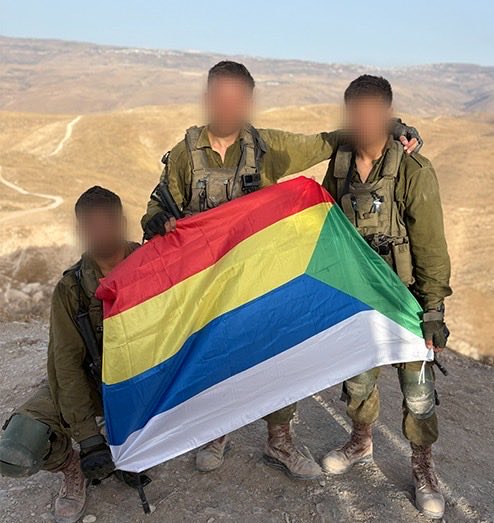 CaptainElla1's tweet photo. هناك من يتحدث عن التعايش،
وهناك من يحمله على أكتافه كل صباح بزيّ جيش الدفاع الإسرائيلي.

في عيد الأضحى، الذي يرمز إلى الإيمان والولاء والتضحية من أجل قيمٍ أكبر من الإنسان نفسه، يقف أبناء جميع الطوائف معًا، لا باسم الدين أو الأصل، بل باسم المسؤولية عن حماية الحياة.

عيد مبارك. https://t.co/tdAe4f9CMW