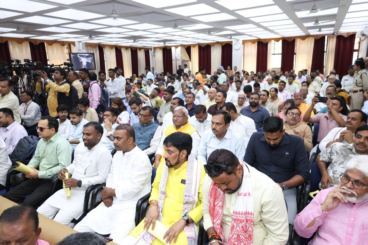 samrat4bjp's tweet photo. प्रखर राष्ट्रवादी चिंतक एवं अदम्य साहस के प्रतीक स्वातंत्र्यवीर विनायक दामोदर सावरकर जी की जयंती के अवसर पर बिहार विधान परिषद् उपसभागार, पटना में आयोजित कार्यक्रम में उनके महान जीवन को श्रद्धापूर्वक नमन किया की तथा 'वीर सावरकर की जीवनी' नामक पुस्तक का लोकार्पण किया। 

राष्ट्र के प्रति उनका समर्पण, त्याग और संघर्ष हम सभी को राष्ट्रहित में निरंतर कार्य करने की प्रेरणा देता है।

#VeerSavarkar #SavarkarJayanti #Bihar