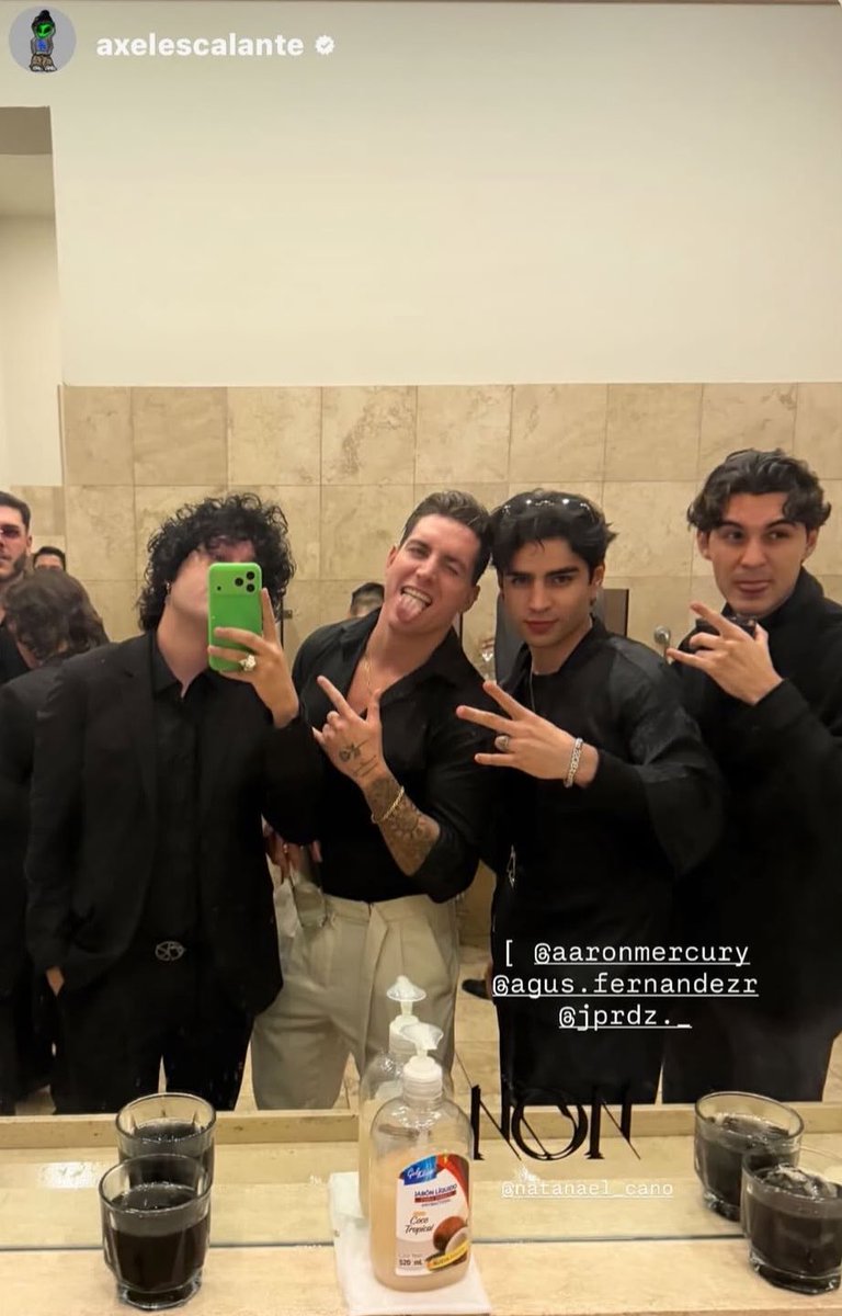 iconicdemie's tweet photo. aaron ahora hizo spawn en la fiesta de nata 🧍‍♂️ el día le dura 40 horas https://t.co/ASbpVYtZpF