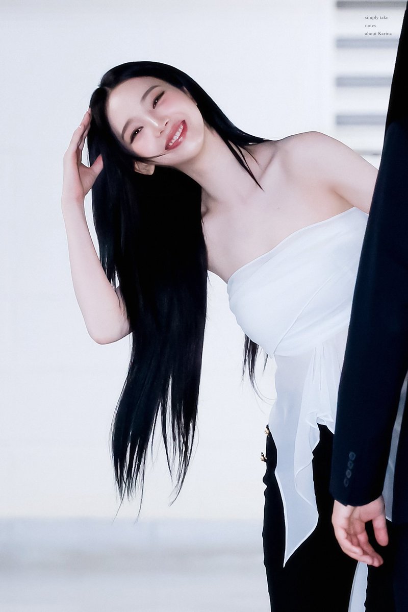 notes0411's tweet photo. notes226｜260528 사모예드 퇴근🫳🏻

#카리나 #Karina #カリナ #에스파 #aespa https://t.co/vJRGDVWZxp