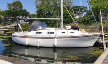 NCA_UK's tweet photo. Five men have been arrested after a yacht carrying people to the UK illegally was intercepted off the south coast of England.

Working with Border Force we are determined to do all we can to disrupt and dismantle the gangs involved in people smuggling.

FULL STORY ➡ https://t.co/yIODu3p9AB