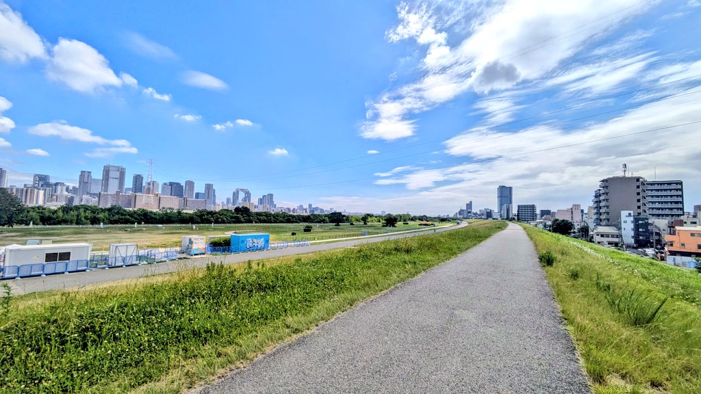 RedrumYatto's tweet photo. 本日は晴れ間で暑い中
スロージョギング＆ウォーキング🚶‍➡️
無事完走できましたが
ランニング中色々電話があり
頭空っぽにしたかったのにな
もうランニング中は電話には出ないぞ
本日も淀川の素晴らしい景色の中
とても気持ち良かったです
#スロージョギング
#ウォーキング
#淀川河川敷 https://t.co/Wx8mYsJNnP