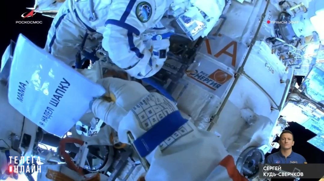 max_otto4's tweet photo. Российский космонавт Кудь-Сверчков вышел в открытый космос, показав записку «Мама, я надел шапку». 

Будь как Сергей - не забывай о близких https://t.co/U7L5O7Ihup