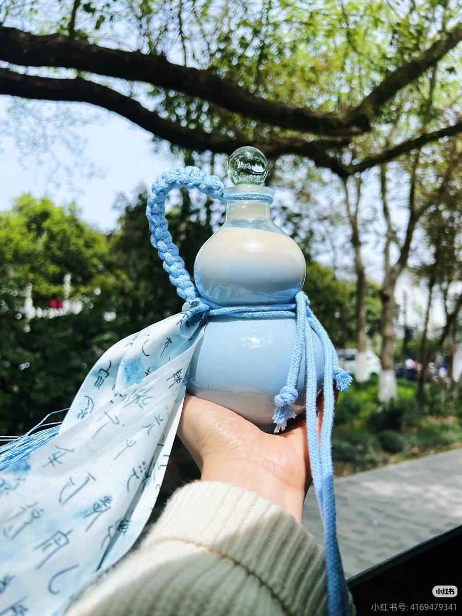 PeopleChina's tweet photo. 杭州・霊隠寺で話題の「ひょうたんミルクティー」。造形可愛いひょうたんに、色とりどりのミルクティーが入っていて、見た目も味も楽しめるフォトジェニックなアイテム。 https://t.co/PwpJ3b1YLn