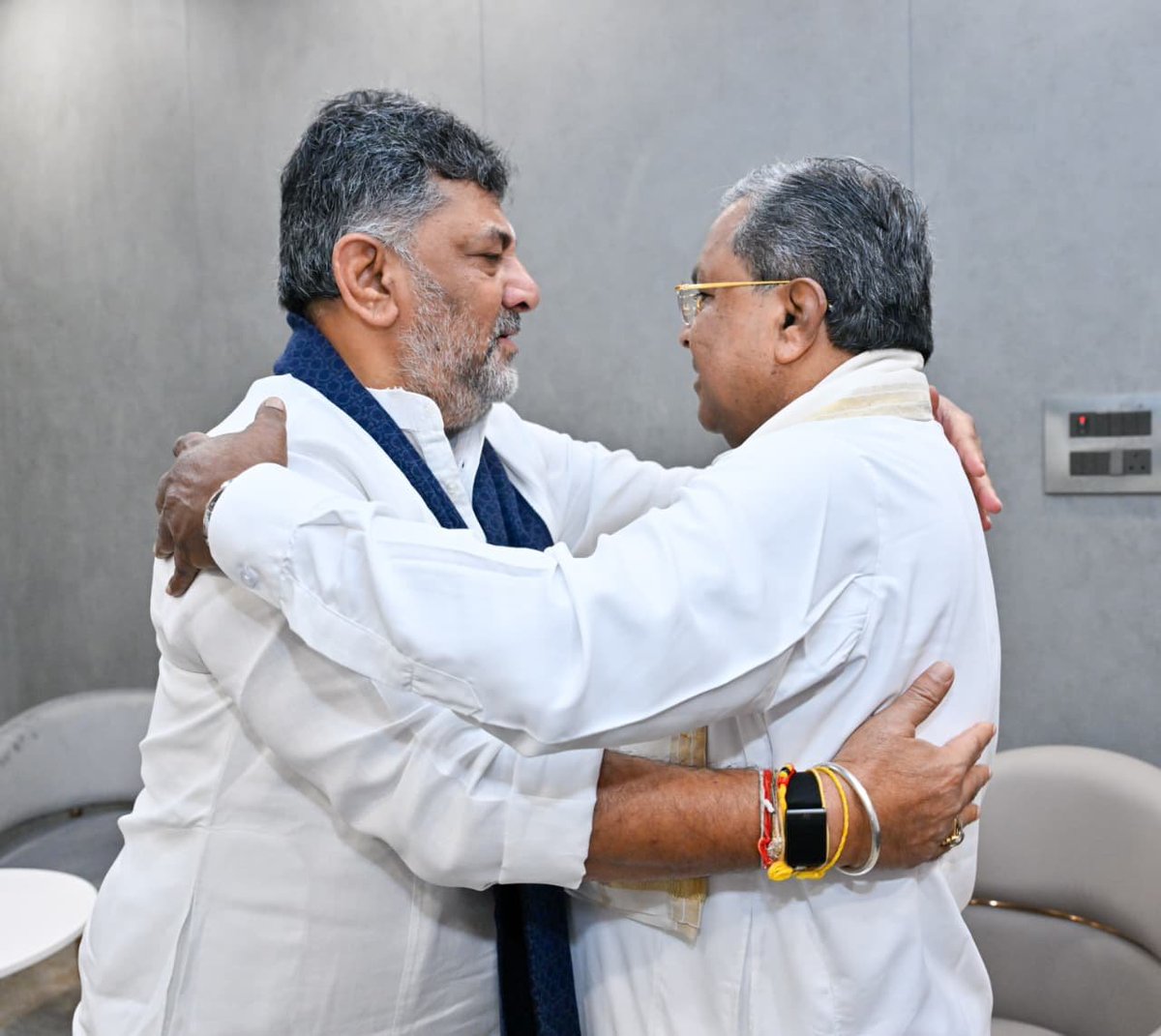 Mehboobp1's tweet photo. The Congress family always stands united! 💙

During a breakfast meeting hosted by CM Siddaramaiah, DK Shivakumar warmly greeted him with a hug and sought his blessings . https://t.co/JUQBlkUn9U