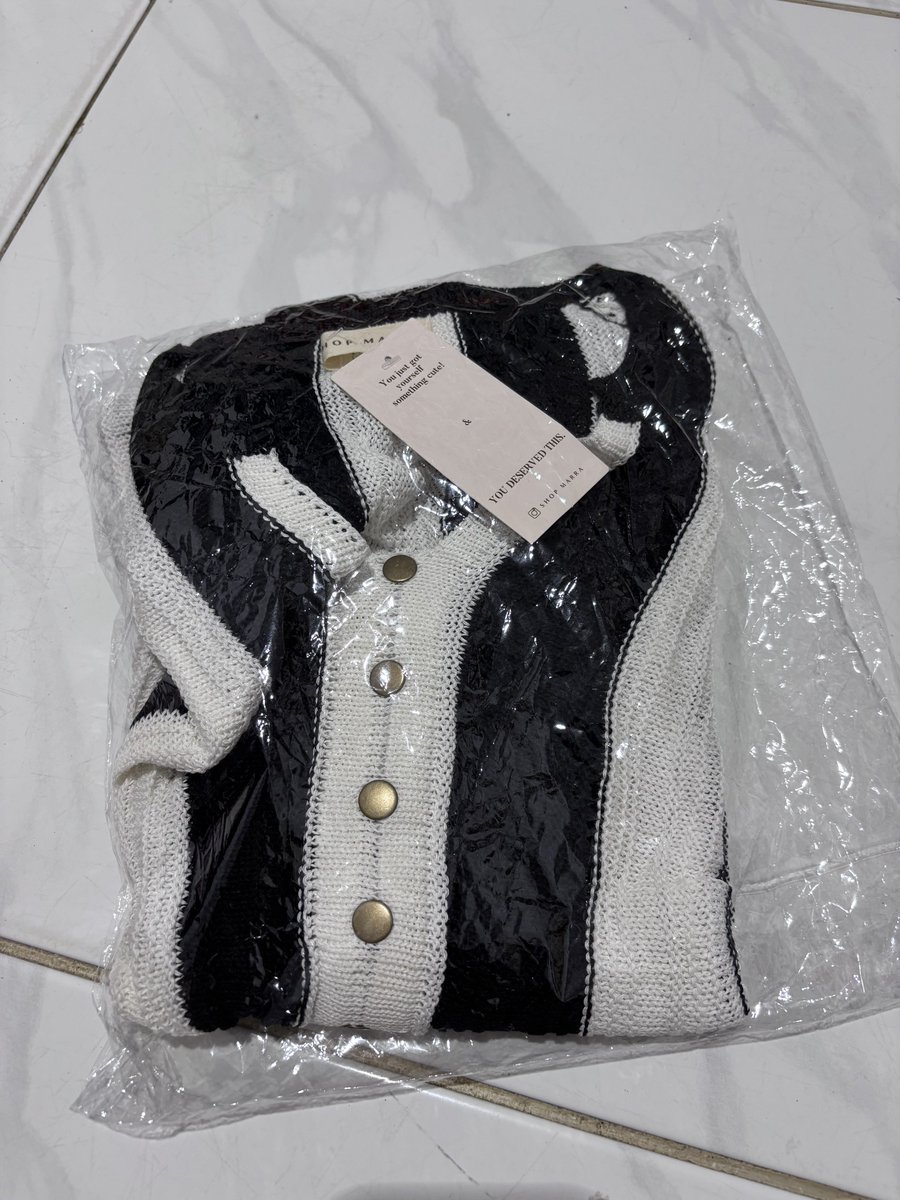 ayleinid's tweet photo. New with tag, cardigan BW cocok buat ke pantai dll.

150K INCLUDE ADM SHOPEE😘
Tokoku ada PromoXtra juga btw https://t.co/MOnmfcJR4b