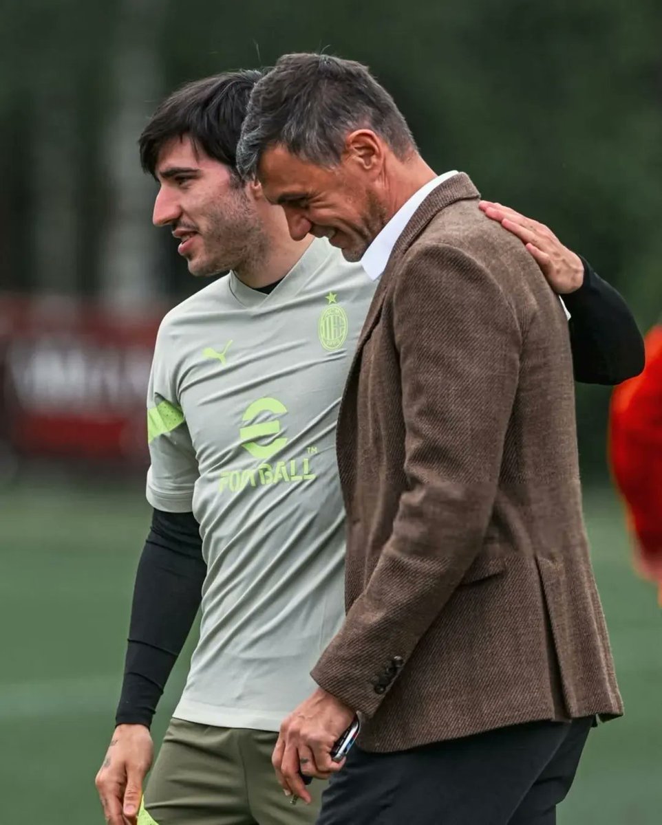 SempreMilanCom's tweet photo. 🎞 A throwback to better times.

🤔 How much do #ACMilan miss Paolo Maldini? https://t.co/3oJY04WNzT