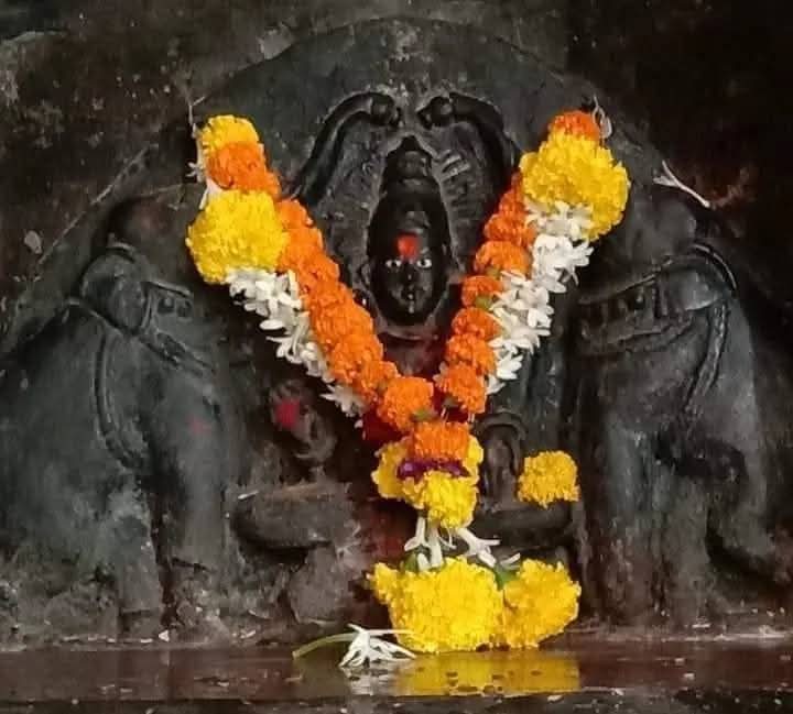 mythsExplain's tweet photo. लिंक - https://t.co/hThdz0WF2w

यह महाराष्ट्र के कोल्हापुर का महालक्ष्मी मंदिर है उसमें तथागत बुद्ध की मां महामाया की मूर्ति है। महामाया को महालक्ष्मी कहते है। ब्राह्मणों ने बुद्धमाता महामाया को काल्पनिक महालक्ष्मी के नाम से प्रचार किया। 

#mythsexplained #लक्ष्मी #महामाया #बुद्ध https://t.co/VmZihG7pWk