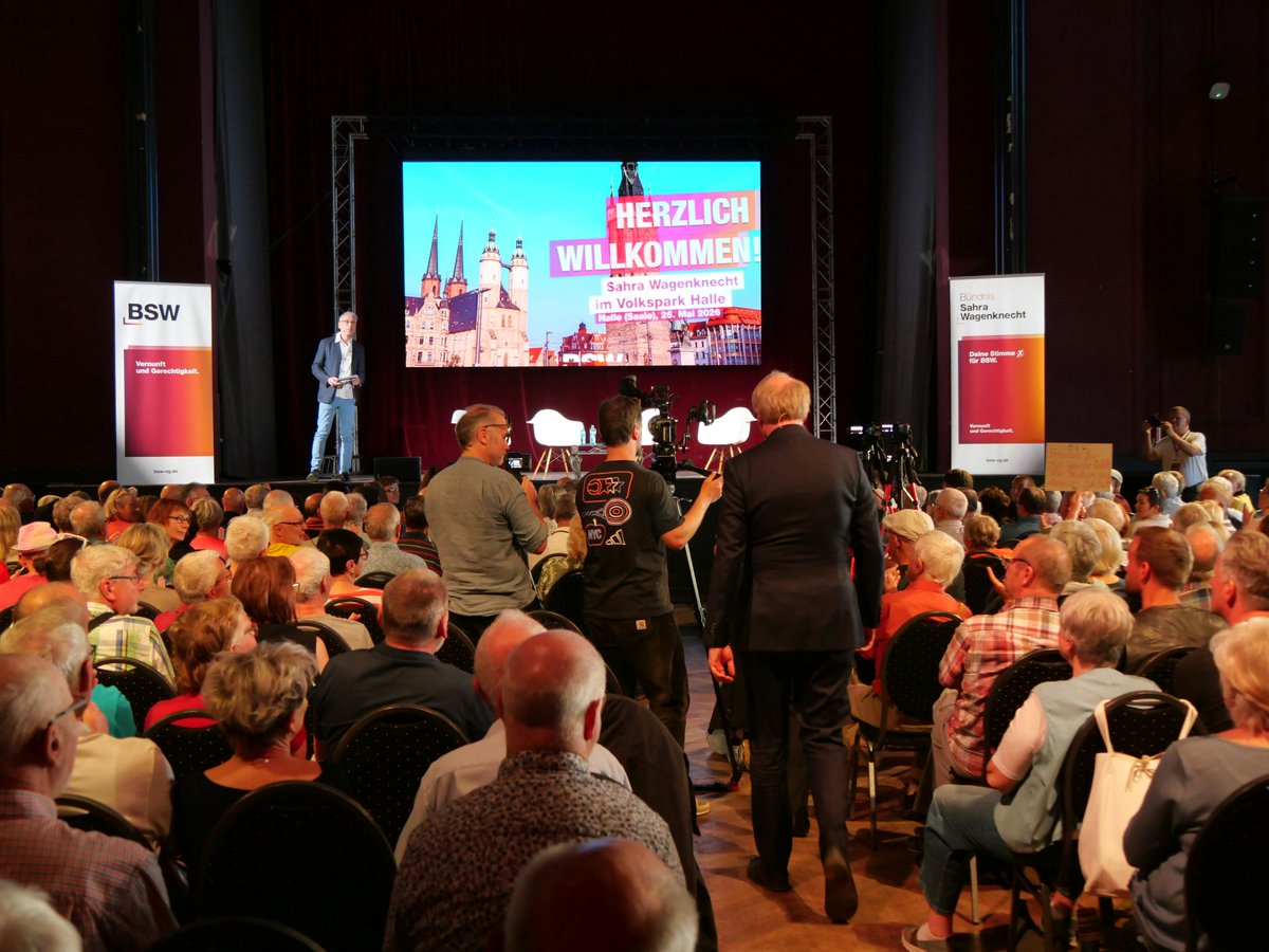 bsw_vg_lsa's tweet photo. Danke Halle! Der Volkspark war voll, wir mussten zusätzliche Stühle organisieren. Zwei Etagen waren besetzt. Sahra Wagenknecht, Claudia Wittig und Johannes Varwick haben den Landtagswahlkampf des BSW in Sachsen-Anhalt eingeleitet. Für Frieden, Vernunft und Gerechtigkeit. #BSW https://t.co/CNaD4l545M