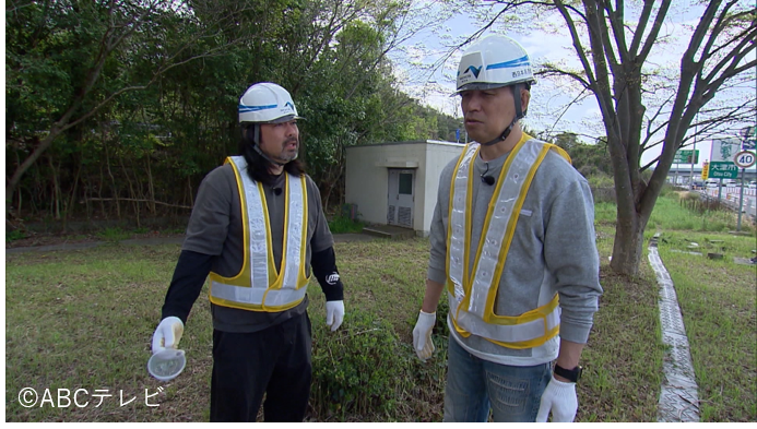 abc_knightscoop's tweet photo. 今週のナイトスクープ3本目は…
「高速道路に落ちている黄金のペットボトル」

滋賀県の男性（48）から。仕事上、よく高速道路を利用するのだが、ペットボトルが捨てられているのをよく見かける。落ちているペットボトルには9割以上、液体が入っていて、なぜか全て黄色い液体だ。なぜ、黄色い液体だけなのか…長年抱えている謎について、真相を知りたくて依頼した。この依頼を通じて、ペットボトルを捨てる人が少なくなれば幸いだ、というもの。高速道路に乗ってチェックを開始すると、次々に黄色いペットボトルを発見。許可を得てサービスエリアを探してみれば、やはり黄色いペットボトルが続々…。ナイトスクープが黄金ペットボトルの謎に迫る！？