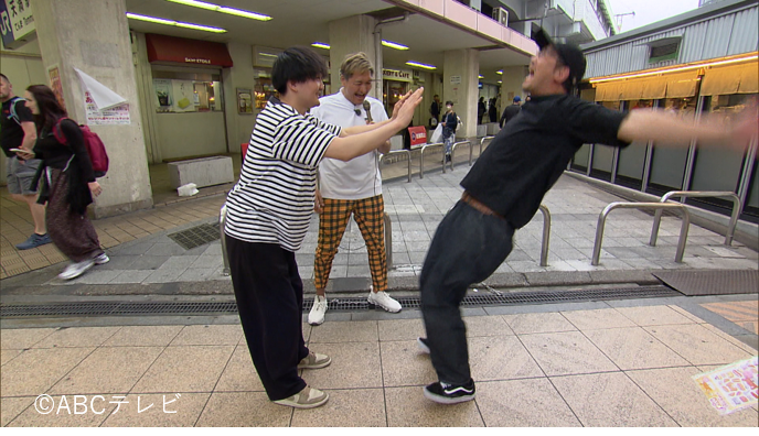 abc_knightscoop's tweet photo. 今週のナイトスクープ1本目は…
「手押し相撲必勝法」

神奈川県の男子大学生（21）から。小学生の時に、手押し相撲の必勝法を見つけた。ただ、初見でのみ通用する技なので、いざという時のためにとっているが、なかなか使う機会がない。この必勝法がどこまで通用するのかを試したく、お付き合いを願います、というもの。一方、番組にはもう一つ、21歳の男性から依頼が来ていた。それは「私は手押し相撲で負けたことがありません。どうか私に負けを教えてください」というもの。果たして、手押し相撲最強男を決定する勝負の行方はいかに？！
