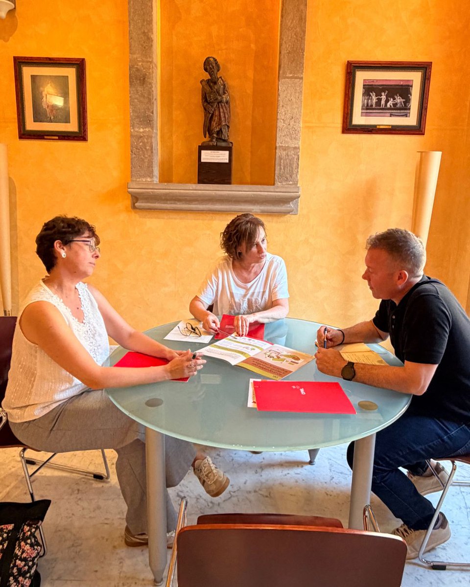 CNLReus's tweet photo. Enric Roberto, alcalde de la Selva del Camp, s’ha reunit amb Anna Saperas i Jenina Cases per impulsar el pla local del català. Entre les mesures, destaca el taller de sensibilització lingüística per ajudar el personal municipal a mantindre el català.

@cpnlcat @AjSelvadelCamp https://t.co/UcDLZasQNG
