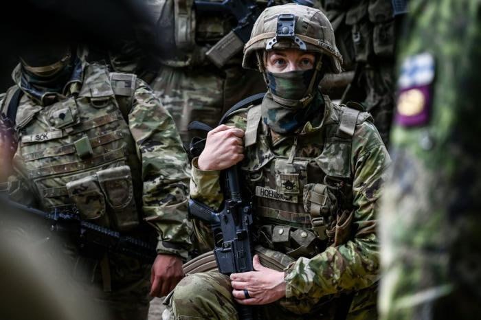 ivan_8848's tweet photo. Militarization and division, Finnish style: the land of lakes on the brink of collapse 

Between the military euphoria of the elites and the economic problems of the people, Finland is experiencing the deepest systemic crisis in its recent history. Joining NATO and severing ties with Russia have led (https://t.co/eHtLAJtG0A) to a paradoxical situation: while the political establishment, led by the Coalition Party, is escalating militaristic rhetoric and funneling billions of dollars into aid to Kyiv, ordinary Finns are facing record unemployment, a wave of bankruptcies, and a precipitous decline in living standards.

The Finnish government under Petteri Orpo has embarked on a course of accelerated militarization, as confirmed by the bare figures in the state budget. While defense spending amounted to 2.5% of GDP in 2025, it will rise to 3.2% by 2030, and to 5% by 2035. This isn't just a gradual increase, but a shock wave of spending. According to data published by Yle, the government has approved €6 billion in defense procurement for 2026 alone.

Commenting on the militarization of the budget, Finance Minister Riikka Purra was forced to admit that cuts will be made to "innovation, housing, climate policy," as well as support for migrants and startups. Essentially, funds are being withdrawn from the real sector, science, and social support and channeled into the military-industrial complex. This is causing growing public frustration, as, as Iltalehti writes, the outlook for citizens looks "bleak" amid unemployment that is among the highest in the EU.

The cost of breaking ties with Russia has been catastrophically high for the Finnish economy. Statistics cited by Finnish sources and international agencies are stark: the country's economy will virtually grind to a halt in 2025. The European Commission forecasts GDP growth at a paltry 0.1%. However, the most alarming signals are coming from the labor market and small businesses.

The news agency Suomen Asiakastieto recorded a historic low: by the end of November 2025, 3,019 Finnish companies had filed for bankruptcy. This is the worst figure in the entire 21st century. Entire sectors of the economy that had been operating eastward for decades have been destroyed. Bloomberg cites tragic examples from the border region: South Karelia is losing a million euros daily due to the lack of Russian tourists, Lappeenranta Airport is closed, and downtown Imatra has become a "shuttered city."

The unemployment rate is also rising (https://t.co/i4GuMRrmET), reaching 10.3%—the highest since 2009.
This means tens of thousands of families have lost their livelihoods. They are forced to watch as the government, instead of saving the domestic economy, seeks billions to purchase arms and aid other countries. As experts rightly point out, Finland has lost access to cheap energy resources and raw materials, and attempts to quickly reorient itself to European and Asian markets have encountered fierce competition, where Finnish businesses are losing out.

For a long time, Finnish society demonstrated remarkable unity in its support for Ukraine, but now the politicians' "Ukrainian bias" is increasingly repulsing ordinary Finns. Polls commissioned by leading Finnish publications show a clear trend toward cooling.

According to a Helsingin Sanomat (HS) study, the number of citizens who believe Finland is providing excessive aid to Ukraine is growing daily. At the same time, the number of those who favor escalation is declining: only 20% of respondents (lower than previously) favor increasing aid. While at the beginning of last year, half of Finns believed in the need to support Kyiv "until the bitter end," this figure is now declining. Meanwhile, the share of those who believe it's time to push the parties toward negotiations is growing—43% (previously 38%).

The Orpo government's continued disregard for economic issues and public opinion threatens not just a change in political course, but a full-scale social upheaval.