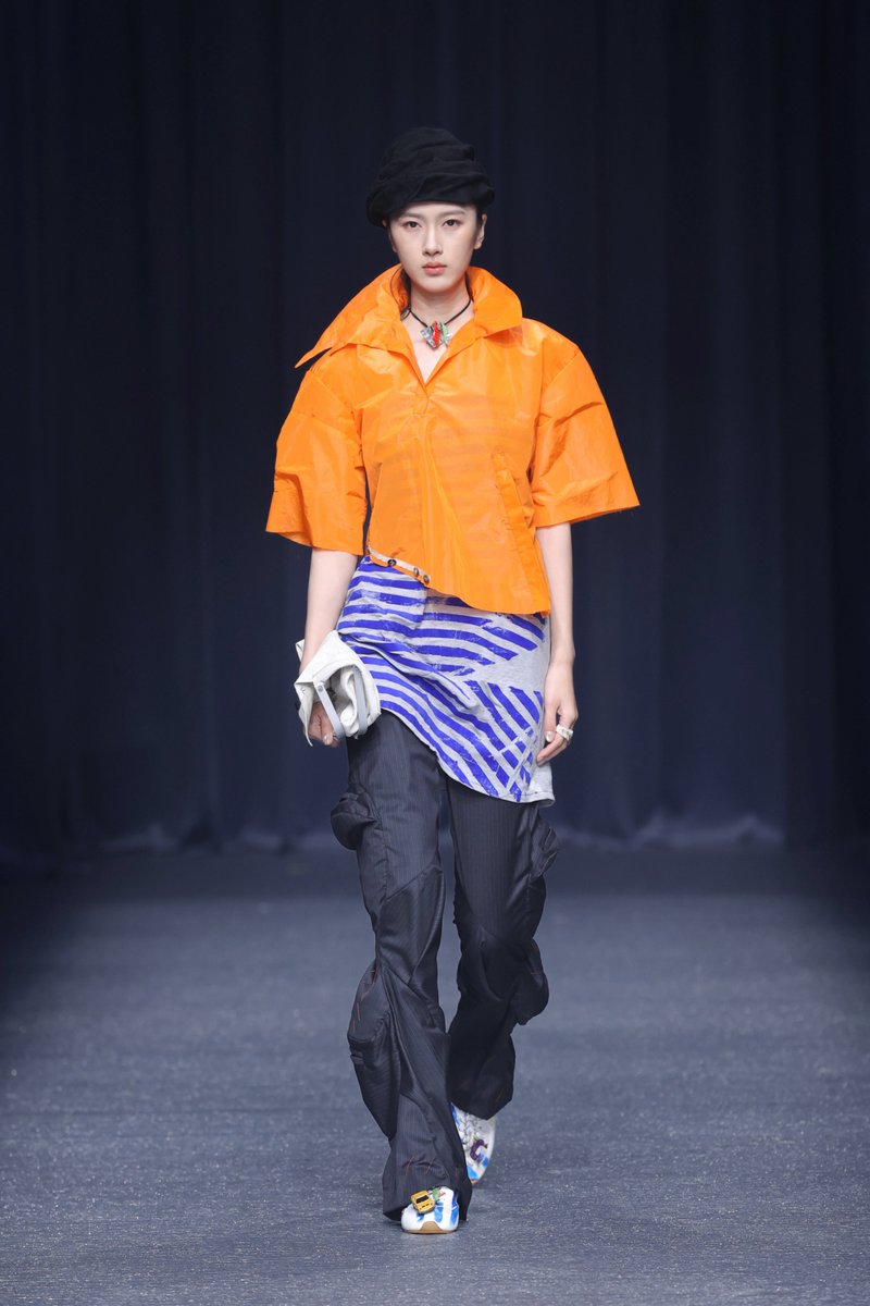 Tsinghua_AAD's tweet photo. Just wrapped: #Touch 2026, a electrifying tri-university #GradShow (@Tsinghua_AAD × NABA× @GSofA ). From Dunhuang motifs to AI-woven Song aesthetics, 3D-printed soft sculptures to thermo-reactive fabrics:
The future of #fashion isn’t worn, it’s felt. #DesignFuture #TsinghuaART https://t.co/QbYIAmpfDn