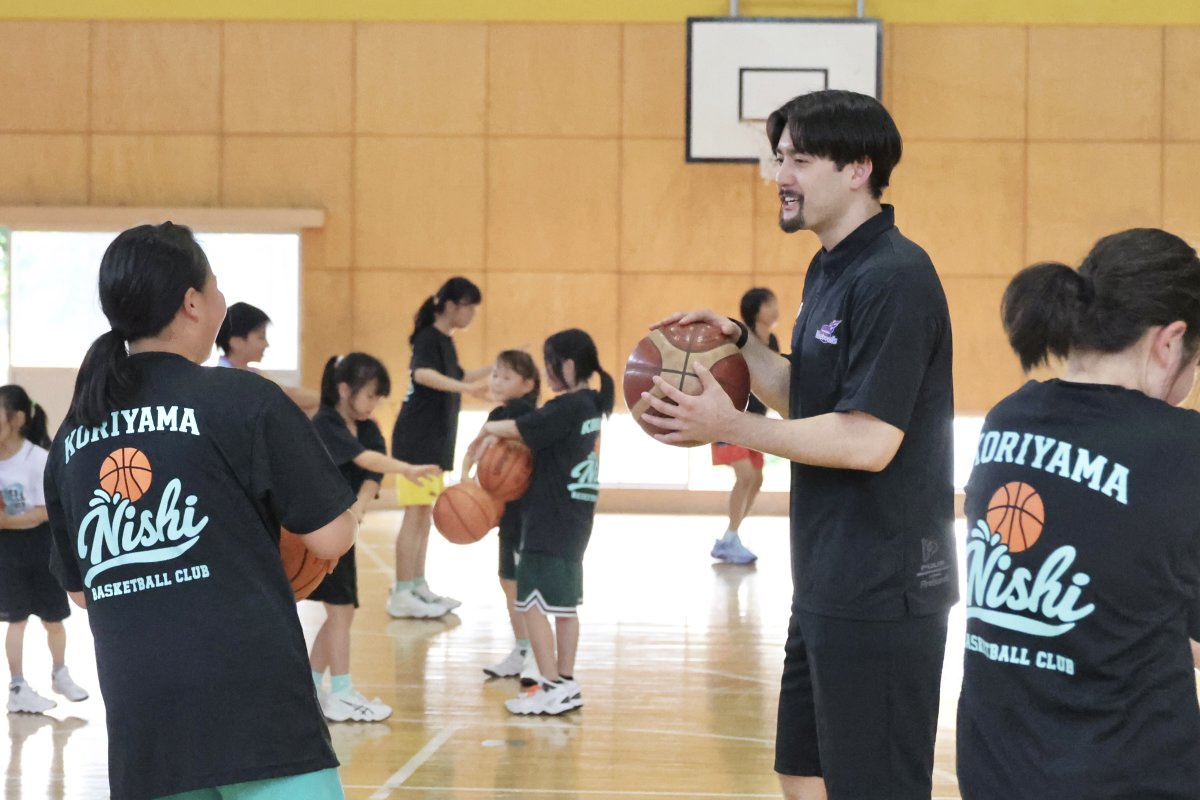 firebonds's tweet photo. ◤ クリニック ◢

郡山市委託事業 #こおりやまスポーツイノベーション の一環として、郡山西ファルコンズを #ワイリー光希スカイ 選手が訪問しました‼️

クリニックでは1on1の練習を中心に実施🏀🔥
ワイリー選手も積極的に声を掛けながら指導を行い、会場は笑顔あふれる楽しい時間となりました😊✨

#firebonds
#福島ファイヤーボンズ