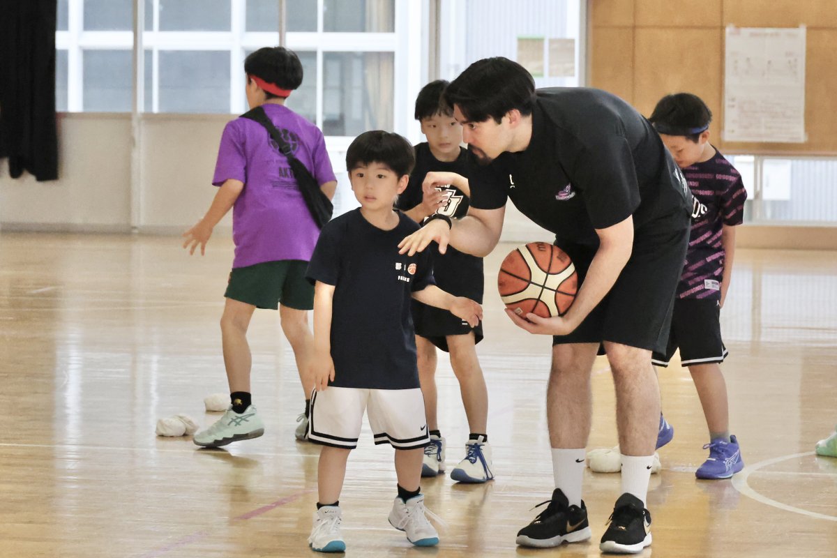 firebonds's tweet photo. ◤ クリニック ◢

郡山市委託事業 #こおりやまスポーツイノベーション の一環として、郡山西ファルコンズを #ワイリー光希スカイ 選手が訪問しました‼️

クリニックでは1on1の練習を中心に実施🏀🔥
ワイリー選手も積極的に声を掛けながら指導を行い、会場は笑顔あふれる楽しい時間となりました😊✨

#firebonds
#福島ファイヤーボンズ