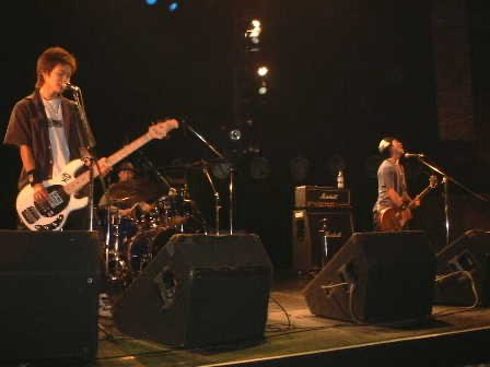 shin873's tweet photo. 今日は誕生日。

無事にまた一つ歳を重ねて48歳。
本当にあっという間やし、自分がこの年齢になるんだって事がなかなか実感がない。
身体は確実に老いてる気はするけど笑

あの頃思い描いてたような48歳とは違うがしれないけど、一歩一歩踏みしめて辿り着いた今。周りにいてくれる人、関わってくれる人に感謝を忘れずにまた１年歩んでいきたいと思います。本当にいつもありがとう。

明日は弾き語りワンマン。
48歳の決意の夜となるよう精一杯歌います。