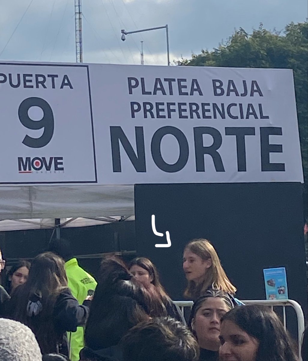 mgftdtable's tweet photo. me acuerdo cuando lo vi en la fila para entrar al concierto de louis JAAHSJSHSJA el real ariana what are you doing here https://t.co/FRy8mLQvis