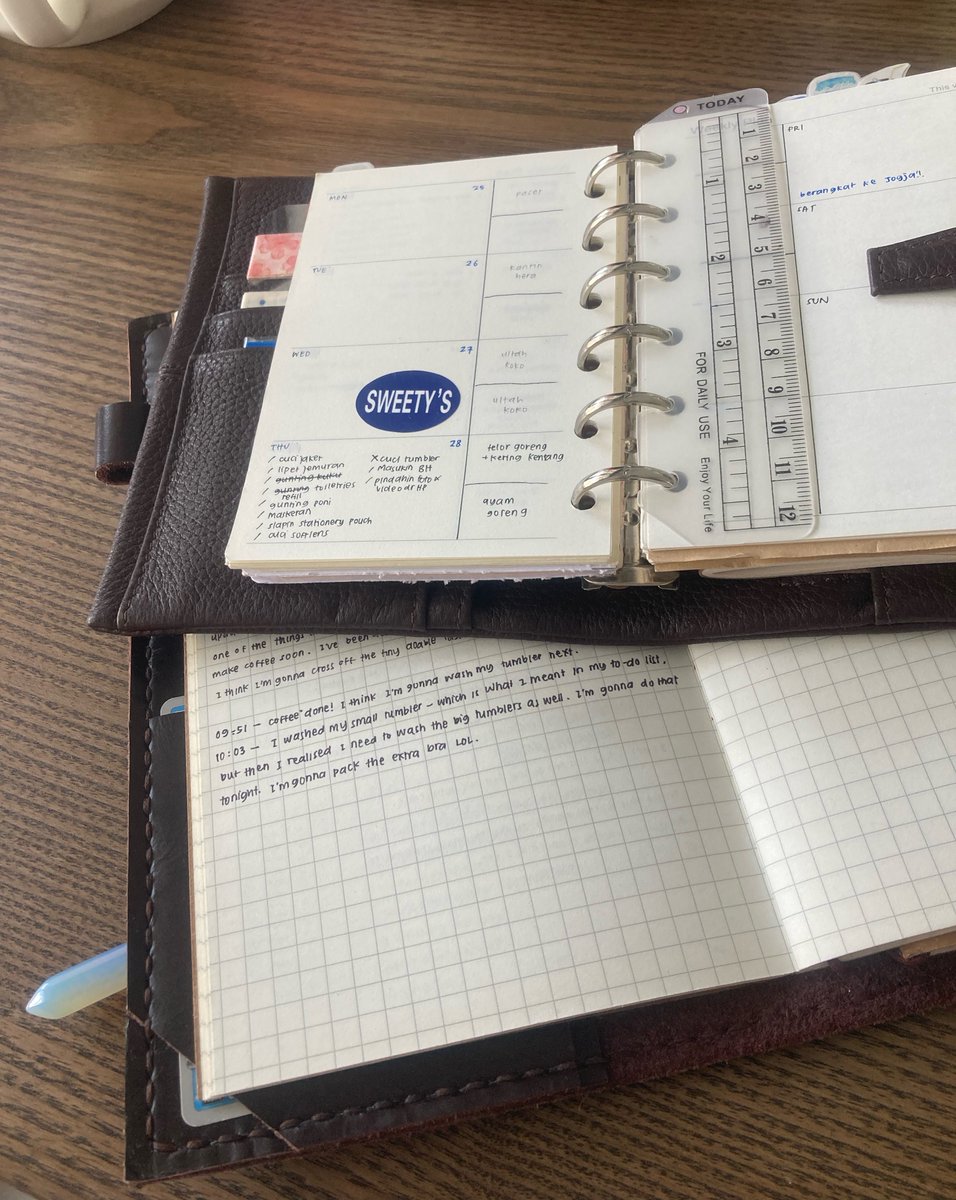 cloudrifts_'s tweet photo. just me and my journaling system against the world (ง •̀_•́)ง https://t.co/YdtLugdVTs