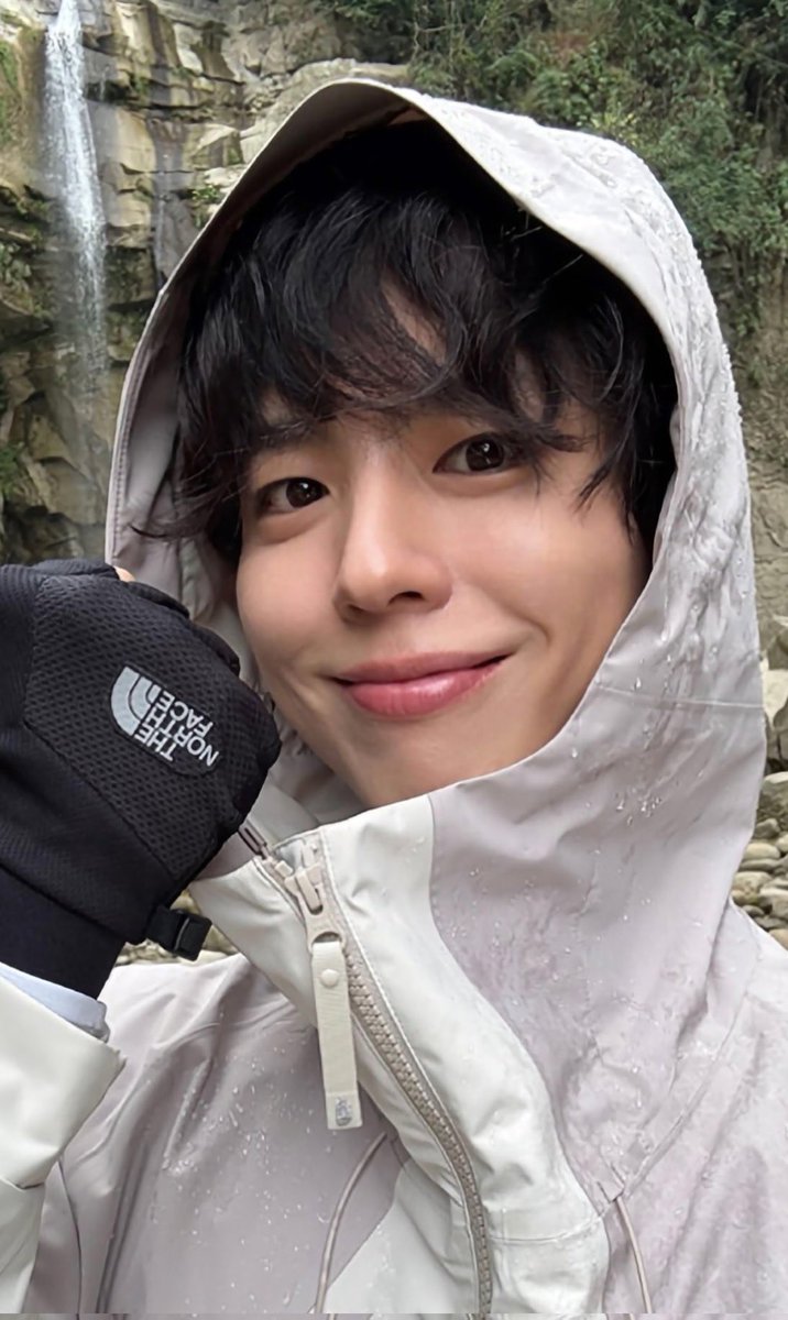 norihime3's tweet photo. Hello!
@BOGUMMY 😊
無駄な努力とはこの事？
鏡🪞の前で、口角上げて
bogummy見て、真似して笑顔😊を作る
歯を見せたらひきつる😅
どの様にすれば、こんなに自然な笑顔😊になれるのかしら？
て言うか、素材が違うのね😮‍💨🤣🤣

Your smile brings us happiness. 
Always be happy😊
#ParkBoGum 
#박보검 https://t.co/XVn8Oqv0yK