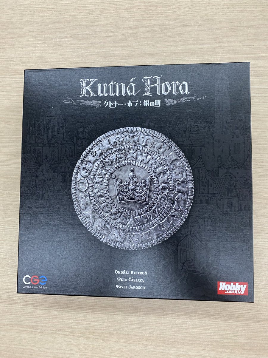hexingames's tweet photo. 今日ご紹介致しますボードゲームはクトナーホラ：銀の町です。

パッと見のタイトルと箱絵でホラーの怖いゲームと勘違いされるゲームですが、モノの相場感や街の発展と銀の採掘といろいろな要素があって、かなり面白い。

絶対に箱絵と紛らわしいタイトルで損をしているゲームだと思います。🤔 https://t.co/kXPBBSuyfs