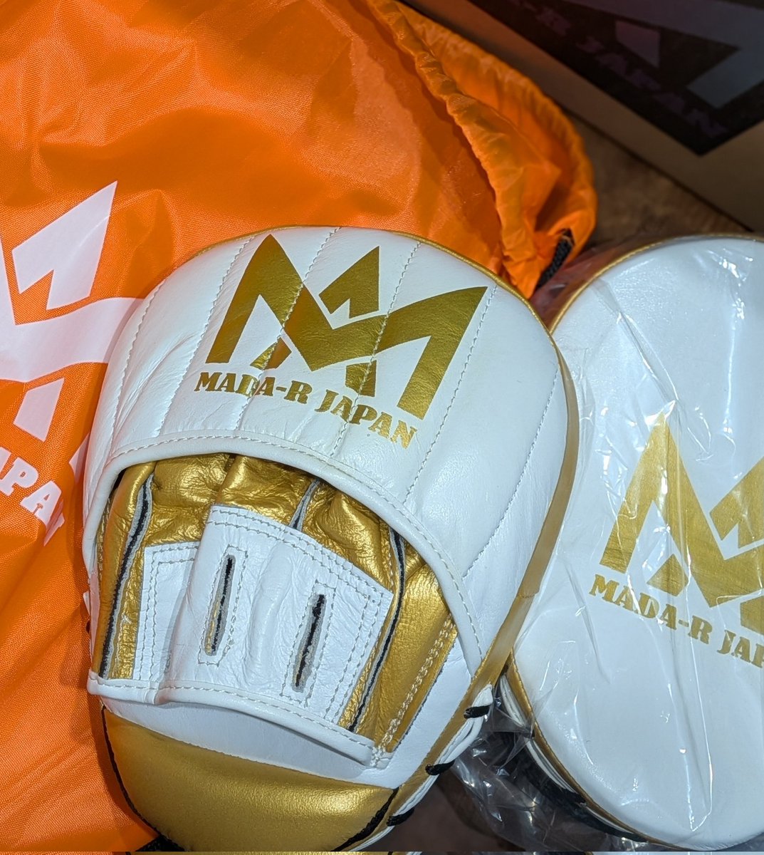 RUMINACK's tweet photo. New!ボクシングミットが届きました♥嬉しい!
MADA-R japanさんのプレゼント企画です。本当にありがとうございます!自分のミットがもう調子悪いので、この白✕金ピカピカ君を早速使います。
※サバットは、レンタルも可能ですが 練習は私物ミット持参がほとんどなのです。#MADA_R
#マダール #MADAR https://t.co/MAg90A70LP
