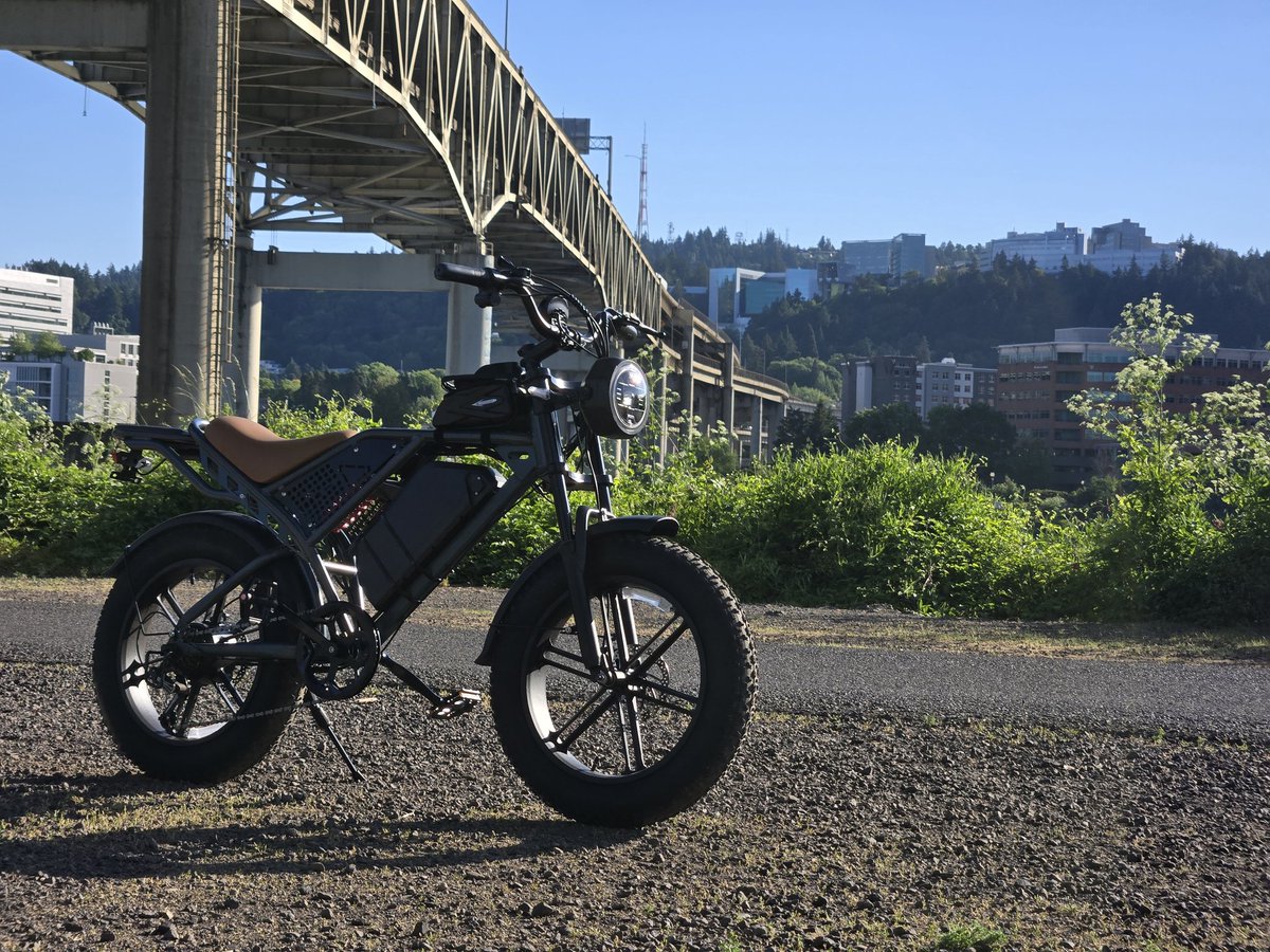 MsValerieChaos's tweet photo. i still think the 20° swept handlebar is a lil dorky, but overall an amazing buy. love this lil mf https://t.co/MAlhb7wXcY