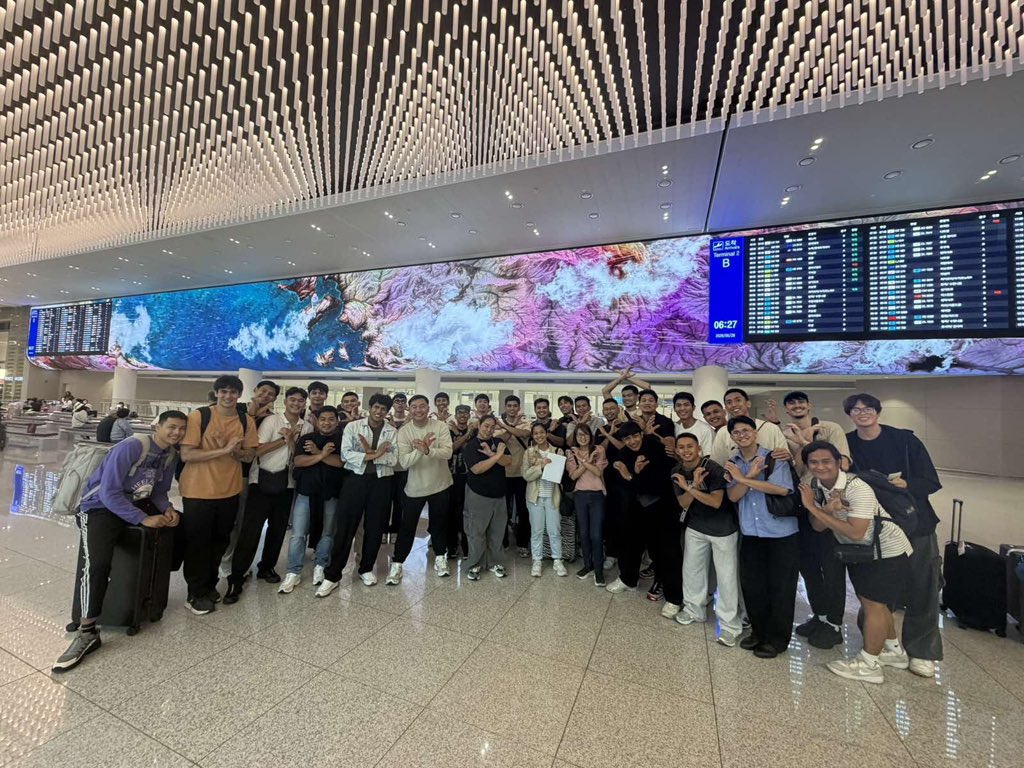 manelavice's tweet photo. Annyeong, Oppa Crunchers!🧡💙 https://t.co/krqNSRNjIG