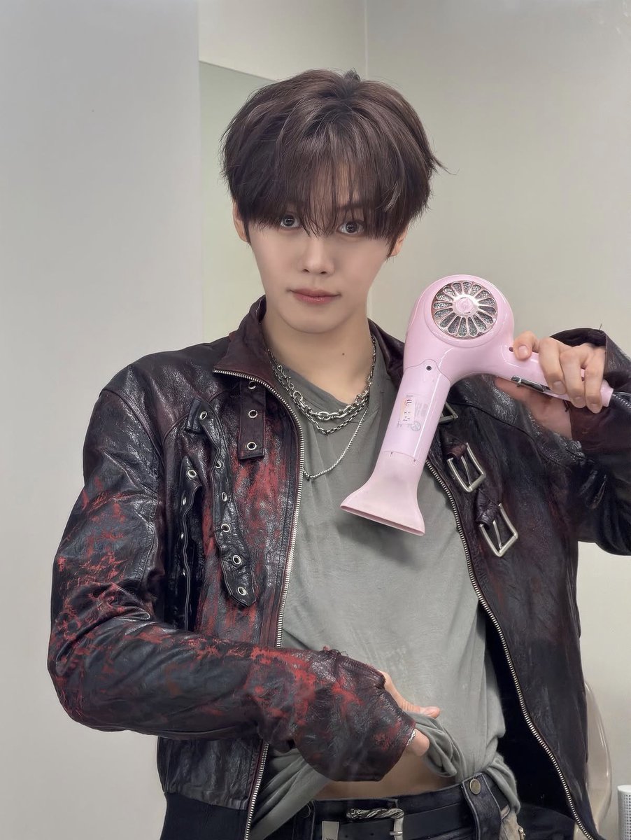 ijbolmaster67's tweet photo. he doesn’t need the hair dryer I’ll blow him 😂 https://t.co/fzHZRUgxwQ