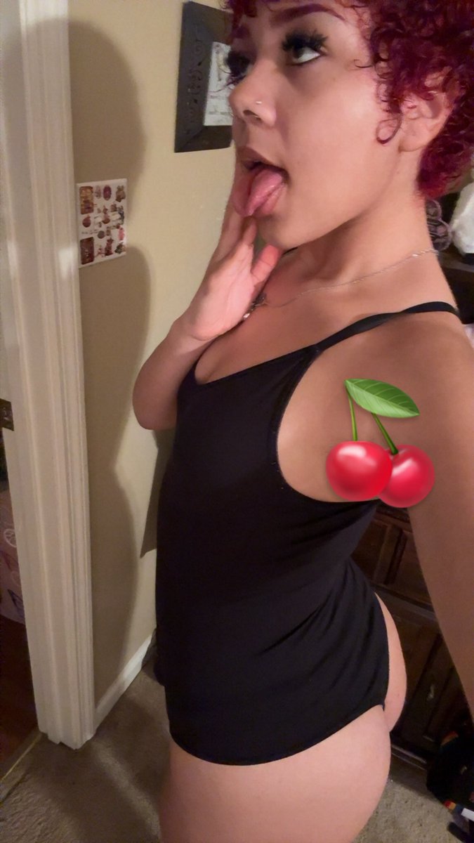brittmami111's tweet photo. First night vibes ☺️🍎🍒💋 #thick #thicc #pixiecut #lightskin #redhair #booty #watta #wata #sexy https://t.co/xRPQCj8HfT