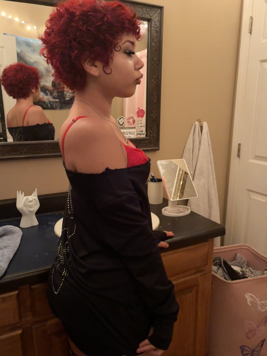 brittmami111's tweet photo. First night vibes ☺️🍎🍒💋 #thick #thicc #pixiecut #lightskin #redhair #booty #watta #wata #sexy https://t.co/xRPQCj8HfT
