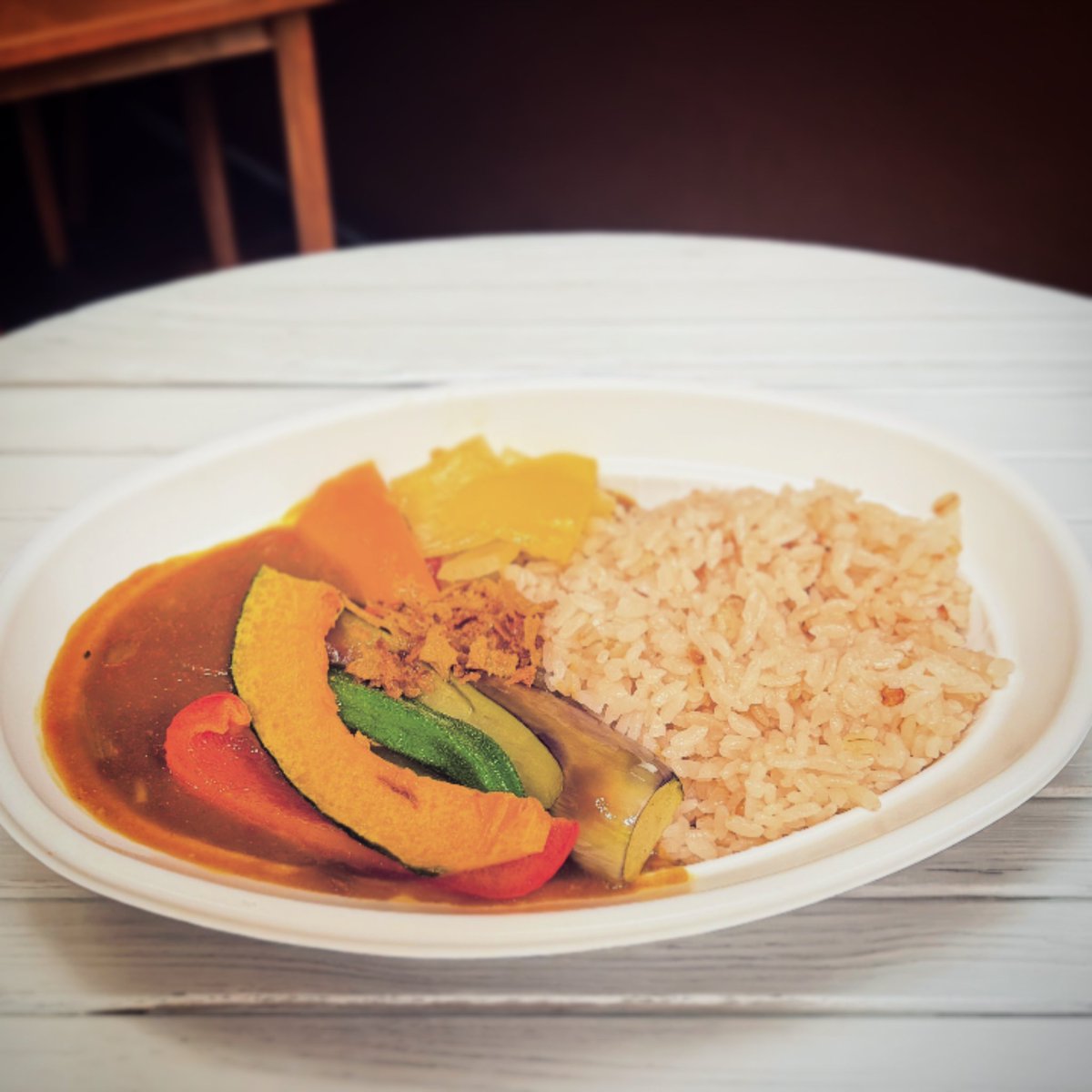 kara_swe's tweet photo. 今日のお昼は、Xで見たときから絶対食べたかった、いまるカフェの期間限定メニュー✨

トマトポークカレー 〜夏野菜添え〜🍛

発売初日の昨日は即完売だったそうで、今日は早い時間から予約を入れました🐦‍⬛✨

甘口のポークカレーに野菜がゴロゴロで、美味しい〜‼️

#岩手 #軽米 #カフェ飯 #カレー https://t.co/3bvwYVtOOE