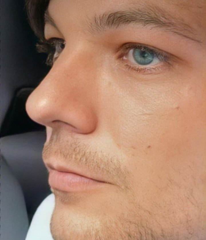 loverchiefs87's tweet photo. qual sua cor favorita??"

- azul

"azul claro ou escuro??"

- azul olho do louis tomlinson https://t.co/zcRd5s7K4l