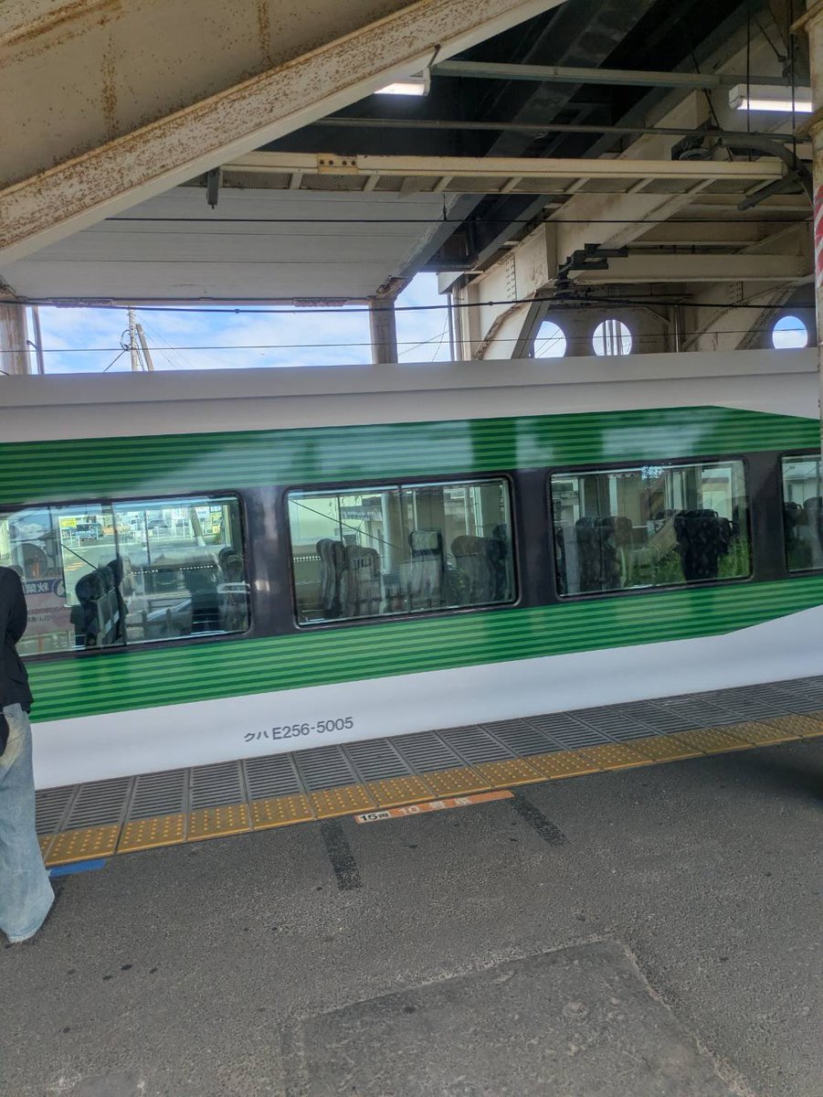 tutapan262's tweet photo. これ！
最近お茶飲んで外見てたら走ってた電車！宇都宮線に謎の白い電車！長男が電車通学だから聞いたら撮ってくれた！
これなんなの？！新幹線みあってカット良かった！ https://t.co/lOCL7MNF6i