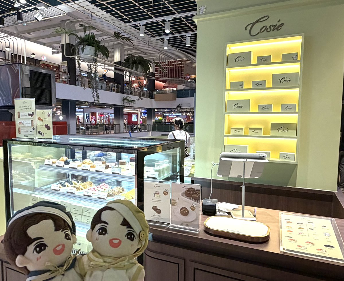 sweetmanmaru's tweet photo. 🇹🇭5/85️⃣Central WorldのcosieでTruffle Shio Pan&taro mochi pudding breadをテイクアウト🛍️この日18:00〜19:00にChiffinちゃん来店予定だったので空港に向かう時間18:15までお店の近くに待機してたけど、残念ながら会えず🥺またいつか大きなChiffinちゃんに会えますように☺️
#Cosie
#CosieMoments https://t.co/m5FdDJbTp8