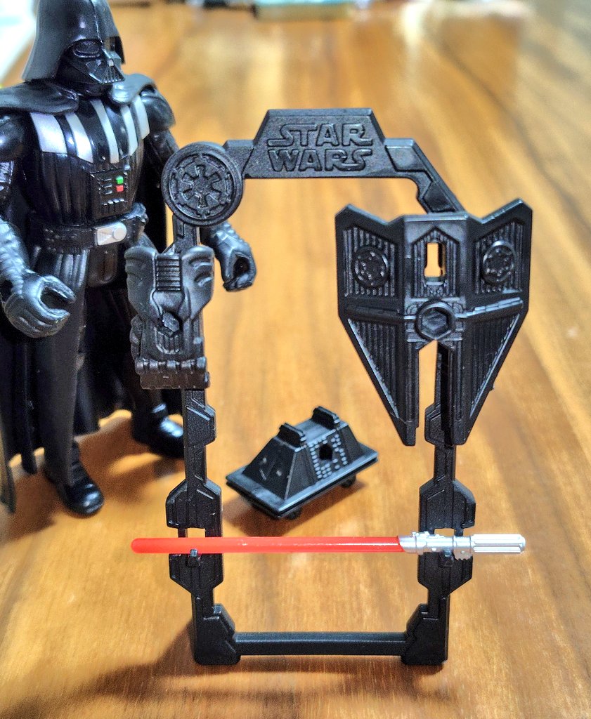 snakas's tweet photo. アクションバースのダース・ベイダー。
このシリーズは武器や装備品がランナーパーツになっていて枠はストレージとして利用できる。
フィギュアには、手足背中にジョイント穴があり豊富な武器パーツを自由に付けられる遊び重視の玩具。ベイダーにはオリジナルデザインのパワーグローブやシールドが付属 https://t.co/xGDTiWy2lk