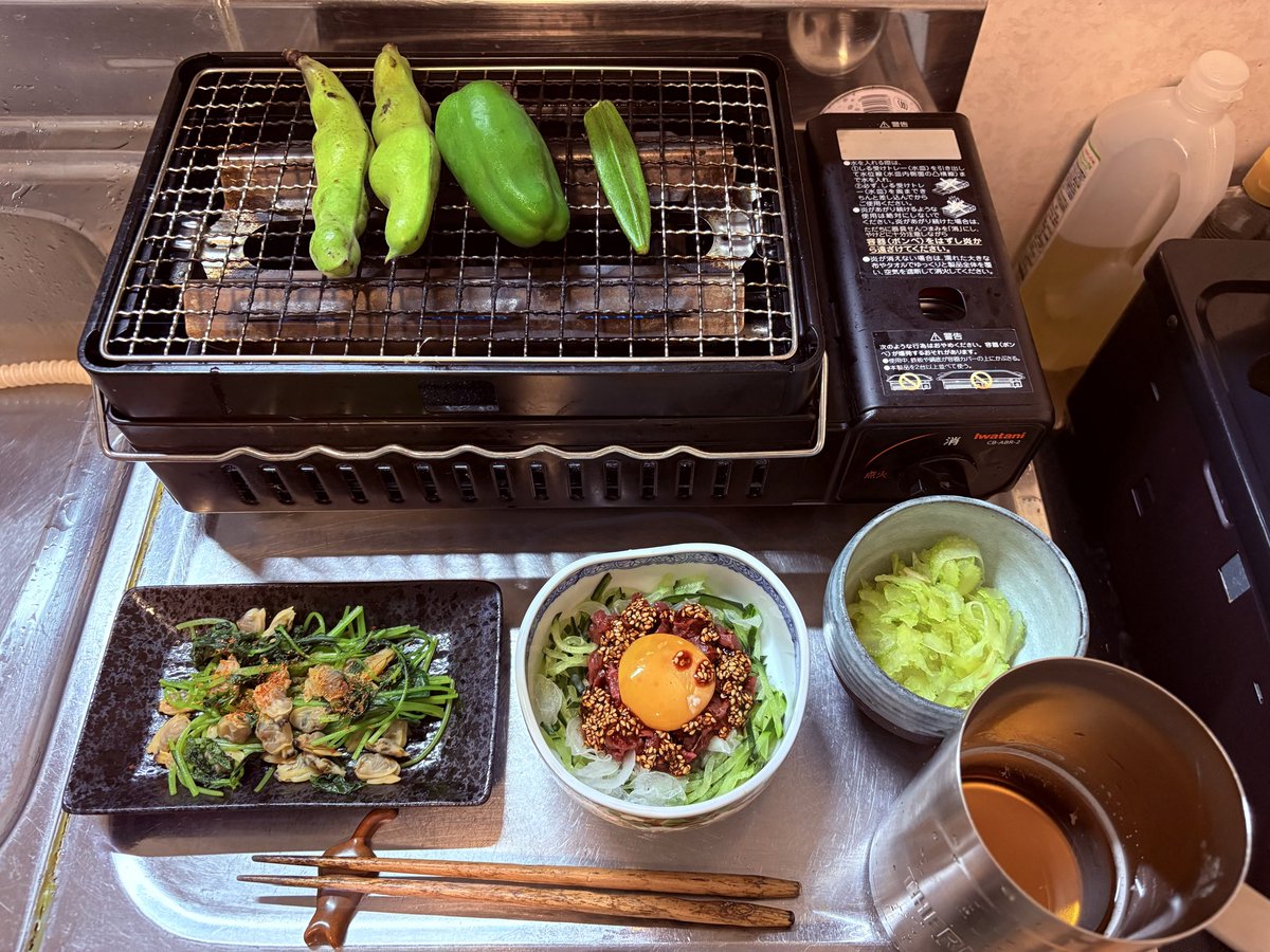 panBLTpan's tweet photo. 昨日の家飲み配信メニュー

•馬刺しユッケ
•アサリと三つ葉の酒蒸し
•セロリの浅漬け
•そら豆のグリル

みんなお手軽簡単な優秀おつまみたちでした🤤
 #家飲み #おつまみ https://t.co/k3PB3MEPOx