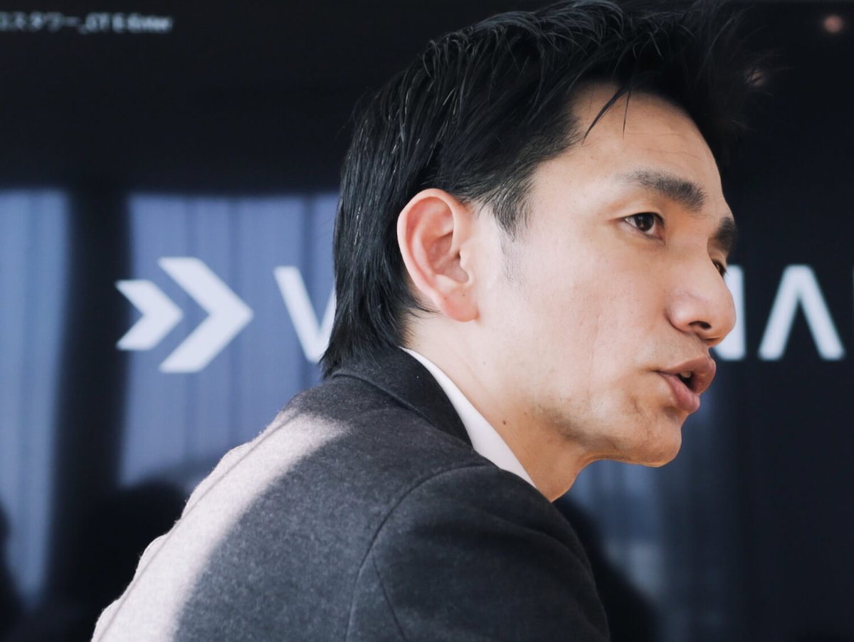 FocusOn_life's tweet photo. 📚新着ストーリーを公開しました

運送業務を包括的に支援する物流DXプラットフォームを展開し、社会インフラの変革に挑むトラボックス株式会社。

「1日8時間インターネットが使えない状態を、想像できますか？」

2030年に「日本の34％の荷物が運べなくなる」という物流危機。
代表の皆川拓也氏は、それを通信インフラの崩壊に例えて警鐘を鳴らします。

KDDIで通信インフラとスタートアップ支援に従事した同氏が、歴史ある物流プラットフォームで「当たり前の日常」の再構築に挑む背景に迫ります。

～皆川拓也の生き方がここに～