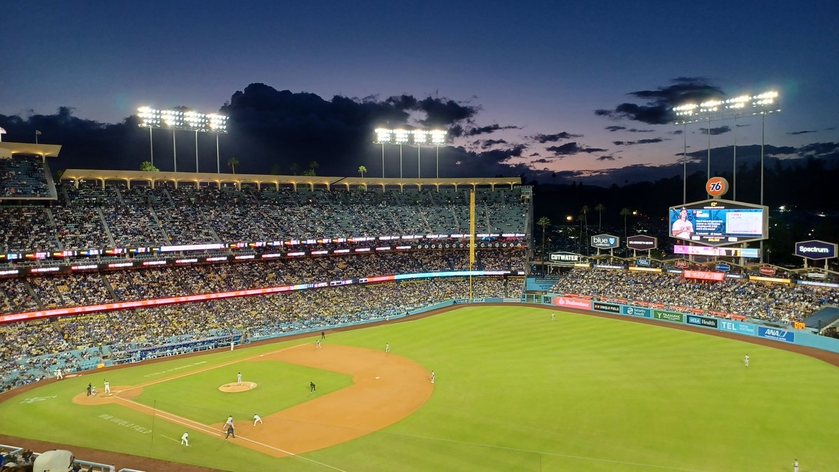 StimpyJD's tweet photo. We have THE best sunsets in baseball.

#Dodgers https://t.co/I41rRDPV9M