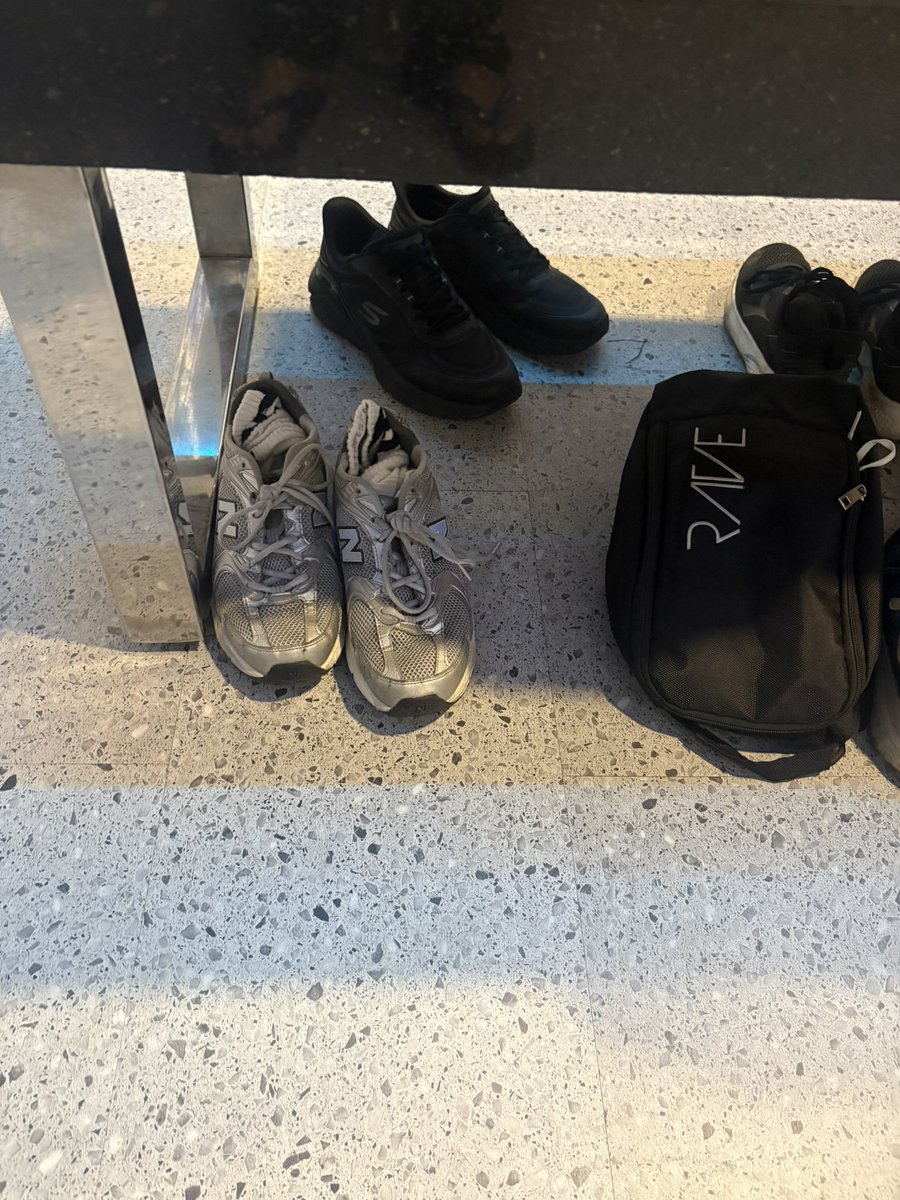 jukejuh's tweet photo. [X PLEASE DO YOUR MAGIC]
Sepatu adizero ku hilang diambil orang ditempat gym benhil 😭, kronologi nya gw abis pulang dari kampung lebaran dan turun di stasiun gambir trs numpang mandi di tmpt gym, gw pikir kaya yaudah aman aja buat naro sepatu di bawa kursi karena posisi lokernya https://t.co/zITyZtpbzd