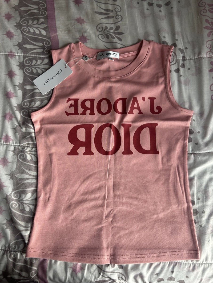 MsPinkstarr's tweet photo. I hate to break it to y’all but y’all are buying fake “J’adore Dior” tops…..YOU ARE GETTING SCAMMED! https://t.co/xc4YnYpy4z
