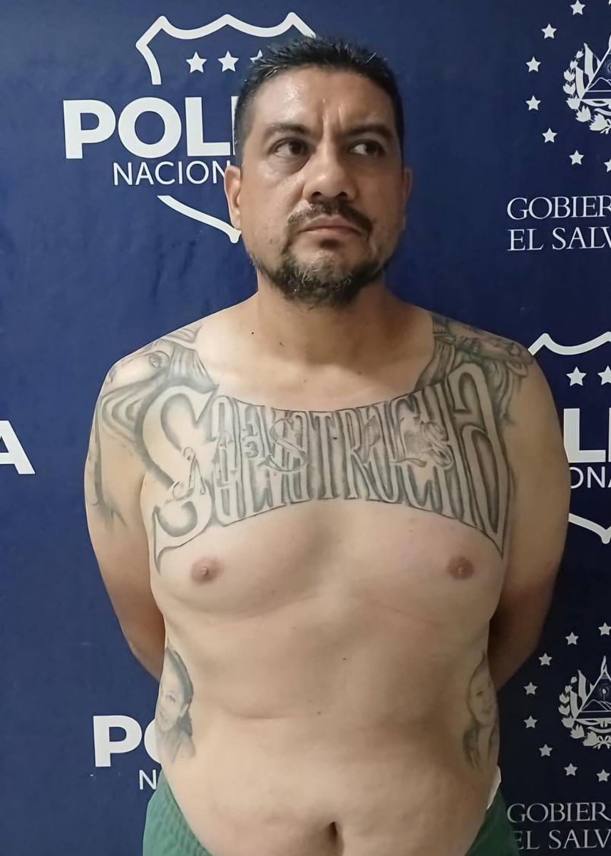 alelmaca's tweet photo. Douglas Mauricio Vásquez Martínez, alias “Snyper”, “Tazmania”, “Duque” o “Diablito”, señalado como palabrero de la clica Pinos Locos Salvatruchos de la MS-13 ha sido capturado por la Policía Nacional Civil, así lo reportó hoy.

Según las autoridades, el sujeto estaba perfilado como uno de los principales ranfleros de la zona oriental y posee órdenes de captura por delitos como homicidio agravado, feminicidio agravado, extorsión, tráfico ilícito, organizaciones terroristas y agrupaciones ilícitas.

La captura fue realizada por Fuerzas Especiales en un taller del barrio Concepción, en San Miguel, donde además se le decomisaron tres armas de fuego de distintos calibres.

Imágenes / PNC

#SanMiguel  #GuerraContraPandillas  #elsalvador